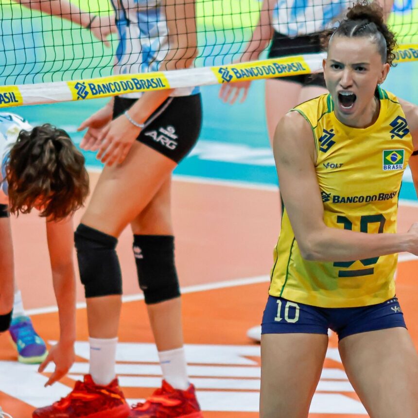Seleção Brasileira feminina de vôlei durante jogo contra a Argentina