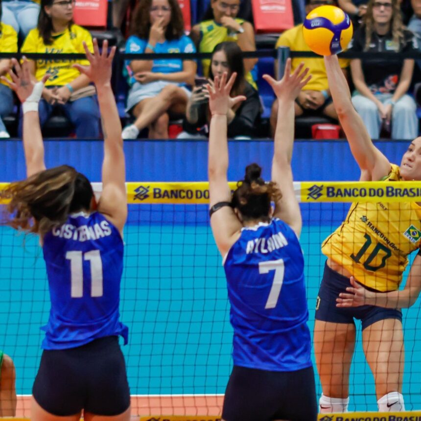 Gabi Guimarães ataca durante Brasil x Chile no Sul-Americano