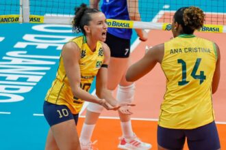 Gabi Guimarães e Ana Cristina comemoram ponto contra o Chile no Sul-Americano