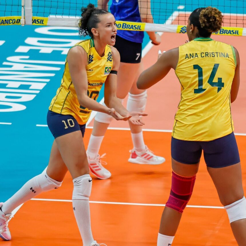 Gabi Guimarães e Ana Cristina comemoram ponto contra o Chile no Sul-Americano