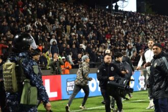 Torcedores do Platense invadem gramado e entram em confronto com a polícia após a eliminação para o Fluminense na Libertadores