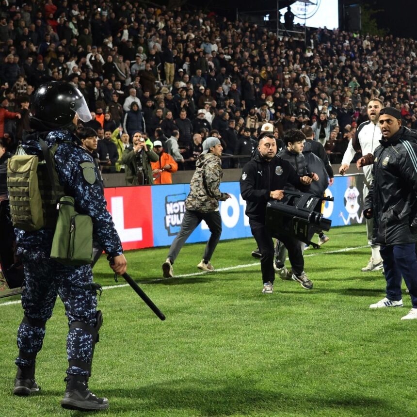 Torcedores do Platense invadem gramado e entram em confronto com a polícia após a eliminação para o Fluminense na Libertadores