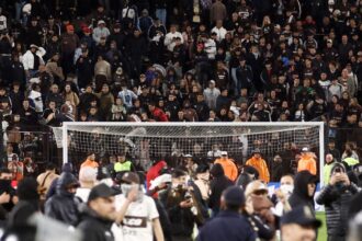 Torcedores do Platense invadem gramado e entram em confronto com a polícia após a eliminação para o Fluminense na Libertadores