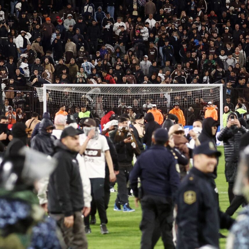 Torcedores do Platense invadem gramado e entram em confronto com a polícia após a eliminação para o Fluminense na Libertadores