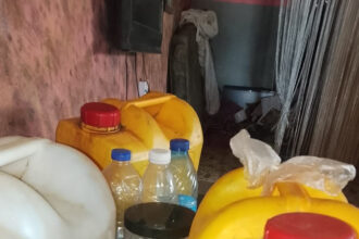 Recipientes com bebida alcoólica artesanal investigada em Odigbo, na Nigéria
