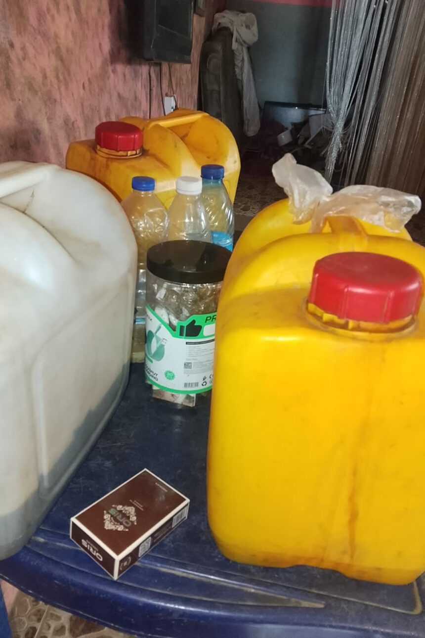 Recipientes com bebida alcoólica artesanal investigada em Odigbo, na Nigéria