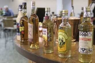 Garrafas de cachaça brasileira expostas