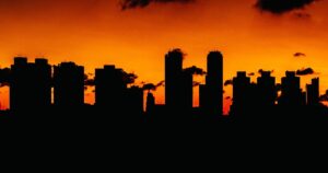 Termômetro sob sol forte representando onda de calor