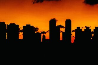 Termômetro sob sol forte representando onda de calor