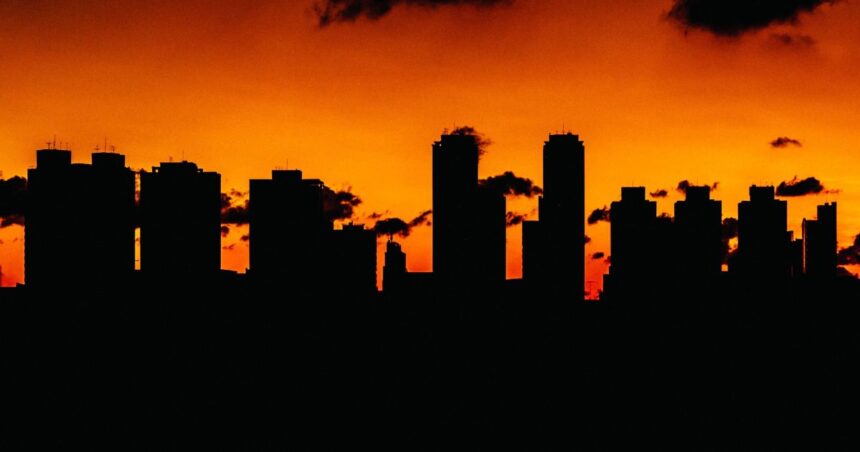 Termômetro sob sol forte representando onda de calor