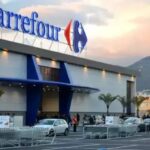 Fachada de supermercado Carrefour em área urbana