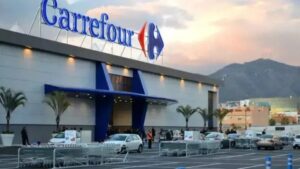 Fachada de supermercado Carrefour em área urbana