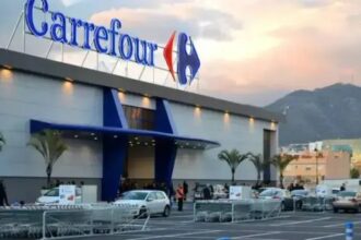 Fachada de supermercado Carrefour em área urbana