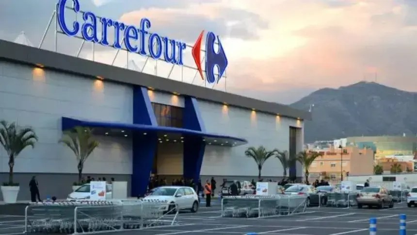 Fachada de supermercado Carrefour em área urbana