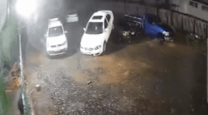Carro danificado após tempestade com ventos fortes no Paraná.