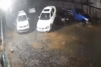 Carro danificado após tempestade com ventos fortes no Paraná.