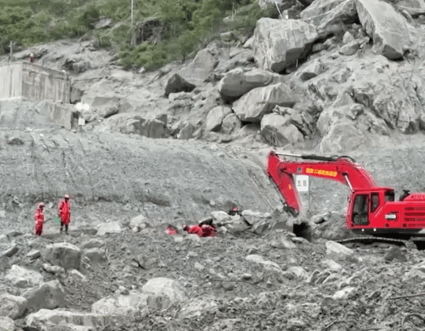 Área destruída no Porto de Gyirong após deslizamento e inundação