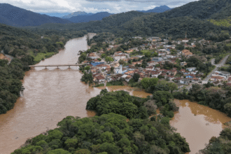 Equipes de resgate e Defesa Civil atuam em áreas atingidas pelas chuvas em São Paulo