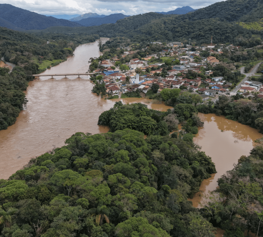 Equipes de resgate e Defesa Civil atuam em áreas atingidas pelas chuvas em São Paulo
