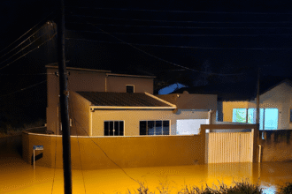 Alagamento provocado por chuva intensa em São Paulo