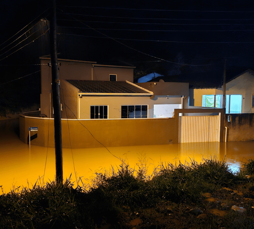 Alagamento provocado por chuva intensa em São Paulo
