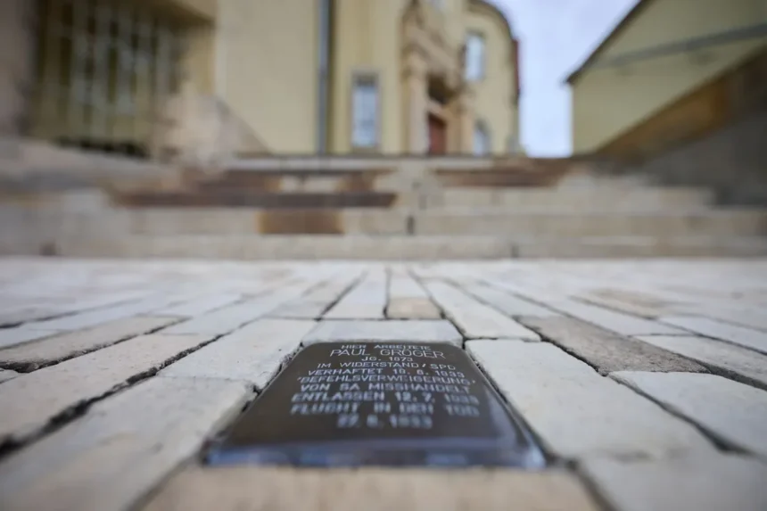 Placas memoriais Stolpersteine em calçada alemã