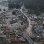 Vista da devastação causada pelas enchentes repentinas em Devighat, Nuwakot, Nepal, em 15 de setembro de 2026