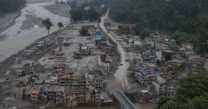 Vista da devastação causada pelas enchentes repentinas em Devighat, Nuwakot, Nepal, em 15 de setembro de 2026