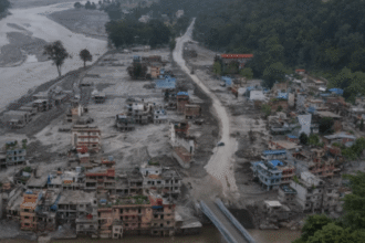 Vista da devastação causada pelas enchentes repentinas em Devighat, Nuwakot, Nepal, em 15 de setembro de 2026