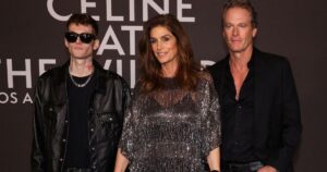 Cindy Crawford acompanhada do marido Rande Gerber e do filho Presley Walker Gerber em 2022