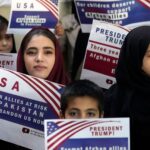 Refugiados afegãos participam de uma reunião em Islamabad, Paquistão, em 24 de janeiro, para discutir sua situação depois que o presidente Donald Trump suspendeu os programas de refugiados dos EUA