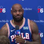 LeBron James na coletiva de apresentação no Philadelphia 76ers