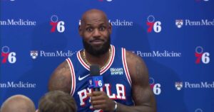 LeBron James na coletiva de apresentação no Philadelphia 76ers