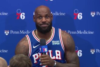 LeBron James na coletiva de apresentação no Philadelphia 76ers