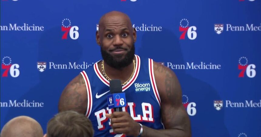 LeBron James na coletiva de apresentação no Philadelphia 76ers