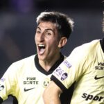 Os argentinos Alan Lescano e Facundo Colidio, dois dos 12 jogadores estrangeiros do elenco atual do Vasco, comemoram gol contra o Coritiba