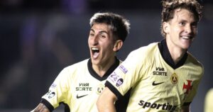 Os argentinos Alan Lescano e Facundo Colidio, dois dos 12 jogadores estrangeiros do elenco atual do Vasco, comemoram gol contra o Coritiba