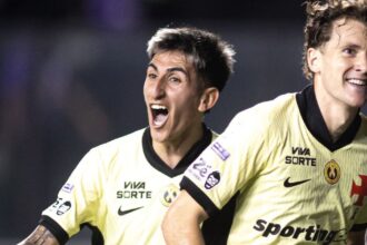 Os argentinos Alan Lescano e Facundo Colidio, dois dos 12 jogadores estrangeiros do elenco atual do Vasco, comemoram gol contra o Coritiba
