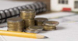 Pessoa preocupada analisando contas e finanças domésticas em casa