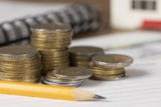 Pessoa preocupada analisando contas e finanças domésticas em casa