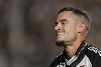 Coutinho compara torcida do Vasco com a do Liverpool após vitória no Maracanã contra o Fluminense