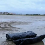 Bote abandonado na praia depois que a polícia dispersou imigrantes que tentavam deixar a costa norte da França para atravessar o Canal da Mancha perto de Calais 28 de setembro de 2026 REUTERSHannah McKay