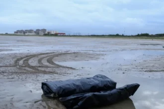 Bote abandonado na praia depois que a polícia dispersou imigrantes que tentavam deixar a costa norte da França para atravessar o Canal da Mancha perto de Calais 28 de setembro de 2026 REUTERSHannah McKay