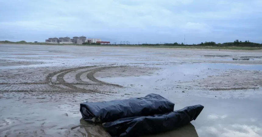 Bote abandonado na praia depois que a polícia dispersou imigrantes que tentavam deixar a costa norte da França para atravessar o Canal da Mancha perto de Calais 28 de setembro de 2026 REUTERSHannah McKay