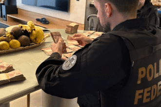 Agentes da Polícia Federal durante operação contra tráfico internacional de cocaína