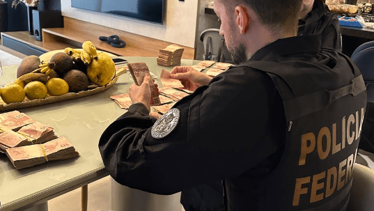 Agentes da Polícia Federal durante operação contra tráfico internacional de cocaína
