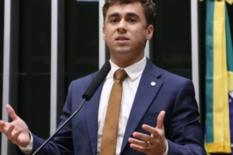 Deputado federal Nikolas Ferreira gravando pronunciamento