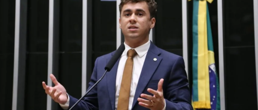 Deputado federal Nikolas Ferreira gravando pronunciamento