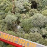 Equipes de resgate trabalham em área de mata após queda de helicóptero em Santa Catarina