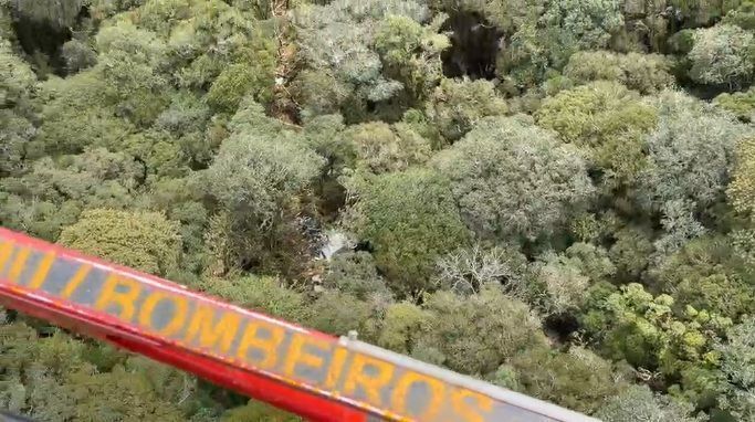 Equipes de resgate trabalham em área de mata após queda de helicóptero em Santa Catarina